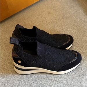 Elegant Black Slip-On Women's Sneakers
